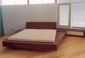 Designová robustní postel na míru