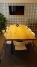 Masivní dubový stůl s ocelovým podnožím