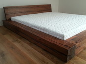Luxusní postel na míru z masivních dubových trámů