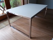 Konferenční stolek -podnoží leštěná nerezová ocel, kompaktní deska bílá